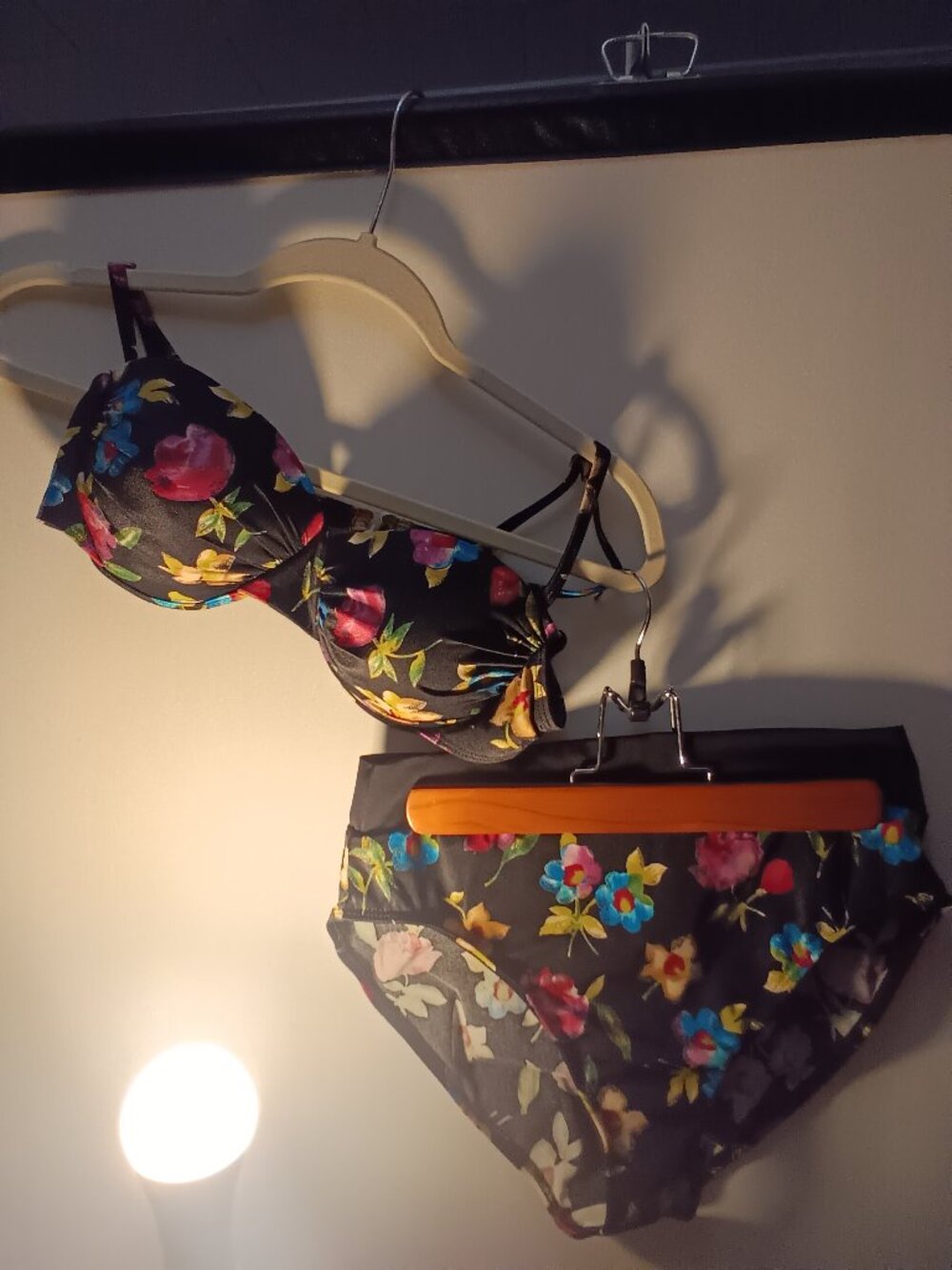 NEWPORT NEWS SUNSTREAk 2 PIECE SWIMSUIT SIZE 14 BLACK BACKGROUND WITH FLORALS